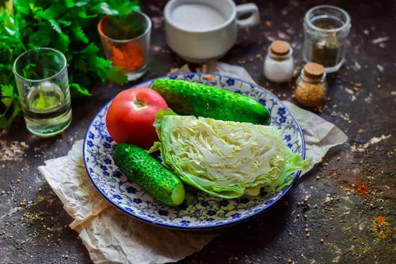 Салат капуста, помидоры и огурцы на зиму рецепт фото 1